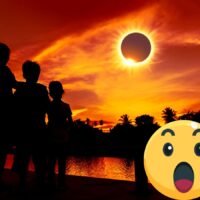 eclipse-solar-en-cielo-despejado-con-personas