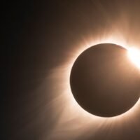 eclipse-solar-en-cielo-despejado-de-mexico