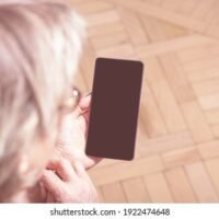 Cómo detectar agua subterránea con el celular elderly-womans-hand-holding-mobile-260nw-1922474648