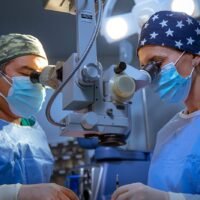 equipo-medico-realizando-una-cirugia-ocular