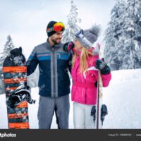 esquiadores-disfrutando-de-una-montana-nevada