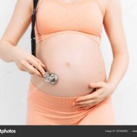 estetoscopio-sobre-vientre-de-mujer-embarazada