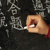 estudiante-aprendiendo-chino-con-entusiasmo