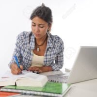 estudiante-estudiando-con-libros-y-laptop