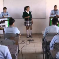 estudiantes-debatiendo-en-un-aula-escolar