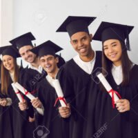 estudiantes-graduados-celebrando-con-birretes