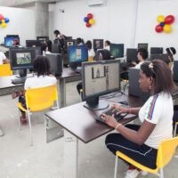 estudiantes-utilizando-computadoras-en-un-aula