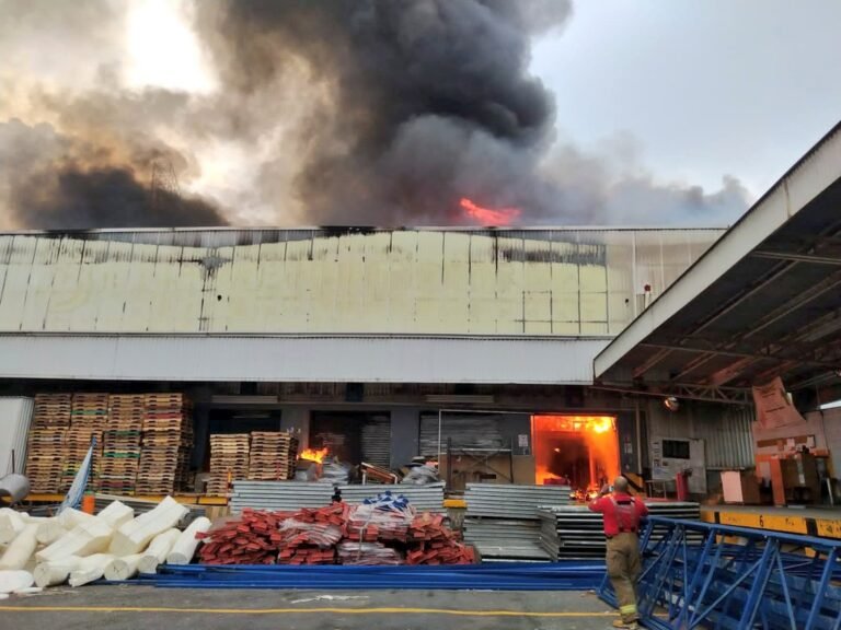 Qué pasó en el incendio de la fábrica de muebles en Tlalnepantla