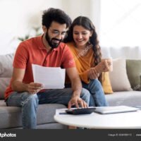 familia-revisando-presupuesto-para-comprar-una-casa