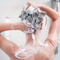 ¿Debemos darnos champú realmente dos veces cada vez que nos lavamos el pelo?
