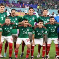futbolistas-de-mexico-y-argentina-en-accion