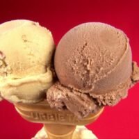 helado-de-chocolate-en-cono-doble