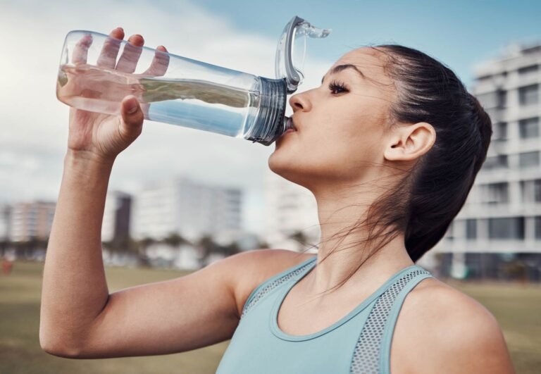 Cuántos litros de agua se recomienda beber al día