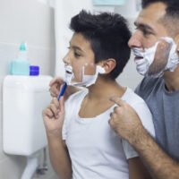 hombre-afeitandose-con-rastrillo-en-la-ducha