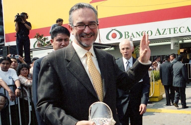 Cuándo inició operaciones Banco Azteca en México