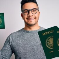 joven-mexicano-con-pasaporte-y-maleta