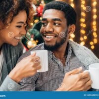 joven-pareja-tomando-cafe-en-el-arbol-de-navidad-feliz-afroamericana-disfrutando-del-juntos-retrato-closeup-165044299