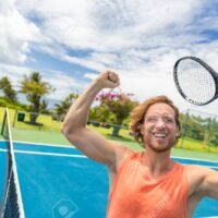 jugador-de-tenis-celebrando-la-victoria