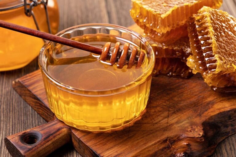 Cómo usar la miel para aliviar la garganta y la tos