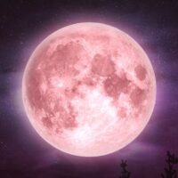 luna-rosada-brillando-en-el-cielo-nocturno