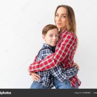 madre-soltera-e-hijo-adolescente-abrazados-felices