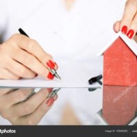 mano-firmando-contrato-de-prestamo-hipotecario