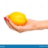 mano-humana-que-sostiene-el-limon-amarillo-10229321