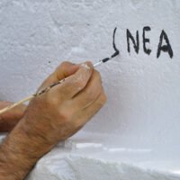 mano-pintando-una-pared-blanca-en-mexico