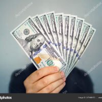 mano-sosteniendo-billetes-de-dinero-en-efectivo