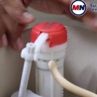 manos-ajustando-interruptor-de-presion-bomba-agua