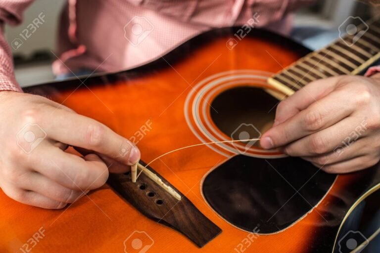 Cómo cambiar las cuerdas de una guitarra acústica paso a paso