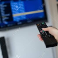 manos-configurando-control-remoto-con-television