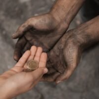 manos-dando-dinero-a-personas-necesitadas