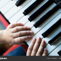 manos-de-una-persona-tocando-el-piano