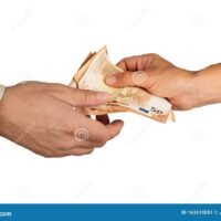 manos-entregando-dinero-en-efectivo