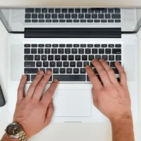 manos-escribiendo-en-computadora-sobre-fraude-online