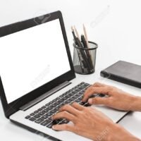 manos-escribiendo-en-una-computadora-portatil