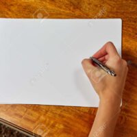 manos-escribiendo-en-una-hoja-en-blanco