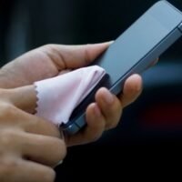 manos-limpiando-pantalla-de-smartphone-con-pano