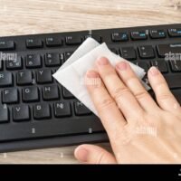 manos-limpiando-teclado-de-una-computadora