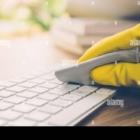manos-limpiando-teclado-de-una-laptop