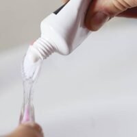 manos-limpias-aplicando-pasta-de-dientes-suave