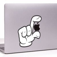 manos-limpias-sosteniendo-una-computadora-mac