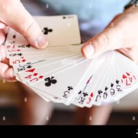 manos-mostrando-truco-de-magia-con-cartas