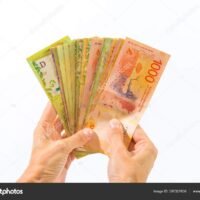 manos-ofreciendo-billetes-de-dinero-virtual