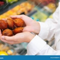 manos-seleccionando-frutas-y-verduras-frescas