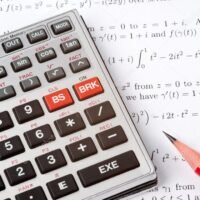 manos-sosteniendo-calculadora-realizando-ecuacion-matematica
