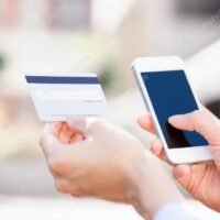 manos-sosteniendo-tarjeta-de-credito-y-celular