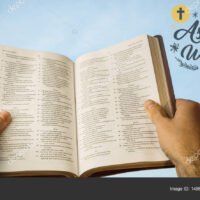manos-sosteniendo-una-biblia-abierta