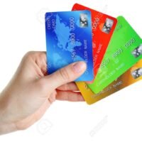 manos-sosteniendo-una-tarjeta-de-debito